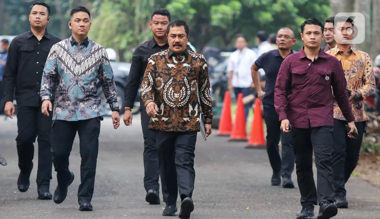 <p>Wakil Kepala Kepolisian Republik Indonesia (Wakapolri) Komisaris Jenderal Agus Andrianto saat menyambangi kediaman Presiden Terpilih Prabowo Subianto di Jalan Kertanegara, Jakarta Selatan, Senin (14/10/2024). (Liputan6.com/Herman Zakharia)</p>