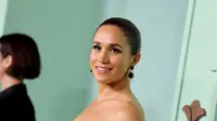 Meghan Markle Tampil Glamor Tanpa Pangeran Harry di Acara Penggalangan Dana, Bergaya Old Hollywood