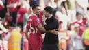 Pemain Liverpool, Trent Alexander-Arnold berbincang dengan pelatih Arsenal, Mikel Arteta setelah laga lanjutan Liga Inggris 2024/2025 melawan Arsenal di Anfield, Liverpool, Inggris, Minggu (11/05/2025) waktu setempat. (AP Photo/Jon Super)