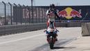 Pebalap LCR Honda, Alex Rins merayakan kemenangan saat MotoGP Amerika 2023 yang berlangsung di Circuit of the Americas, Texas, Amerika Serikat, Senin (17/04/2023) dini hari WIB. (AFP/Mirco Lazzari Gp)