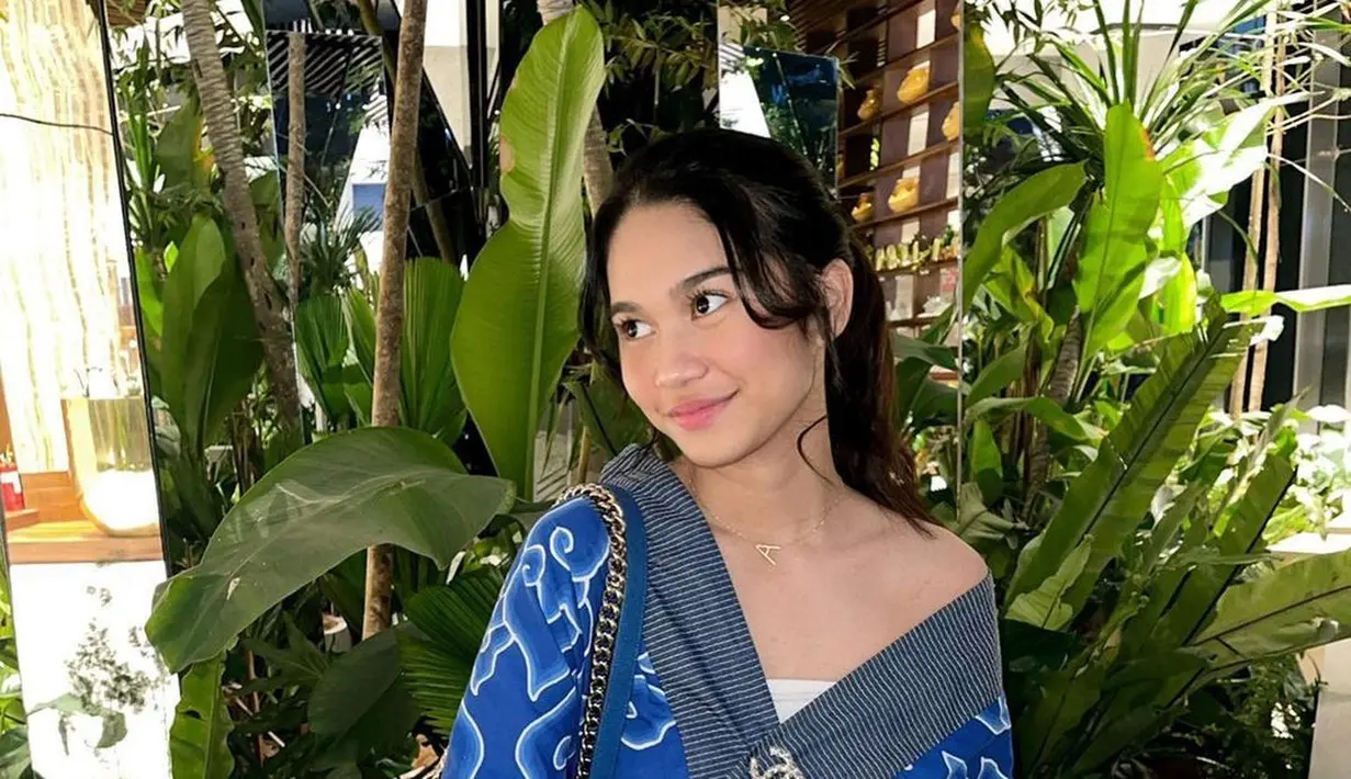 Yang muda bangga berbatik! Bisa tiru style batik kekinian ala Zize satu ini. [Instagram/azizahsalsha_]