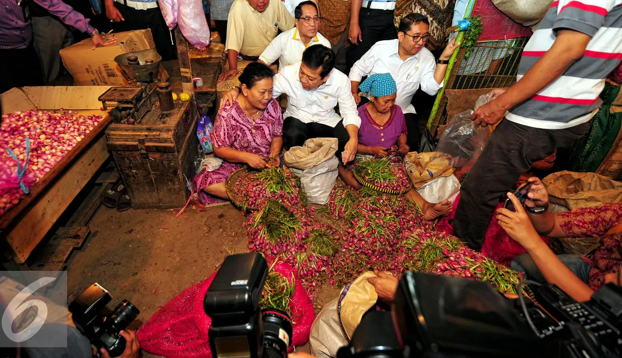 Ketua DPR RI, Setya Novanto berbincang saat sidak harga bawang merah di Pasar Induk Kramat Jati, Jakarta, Selasa (16/6/2015). Harga bawang merah menembus harga 30ribu per kg atau mengalami kenaikan sekitar Rp2000. (Liputan6.com/Yoppy Renato)