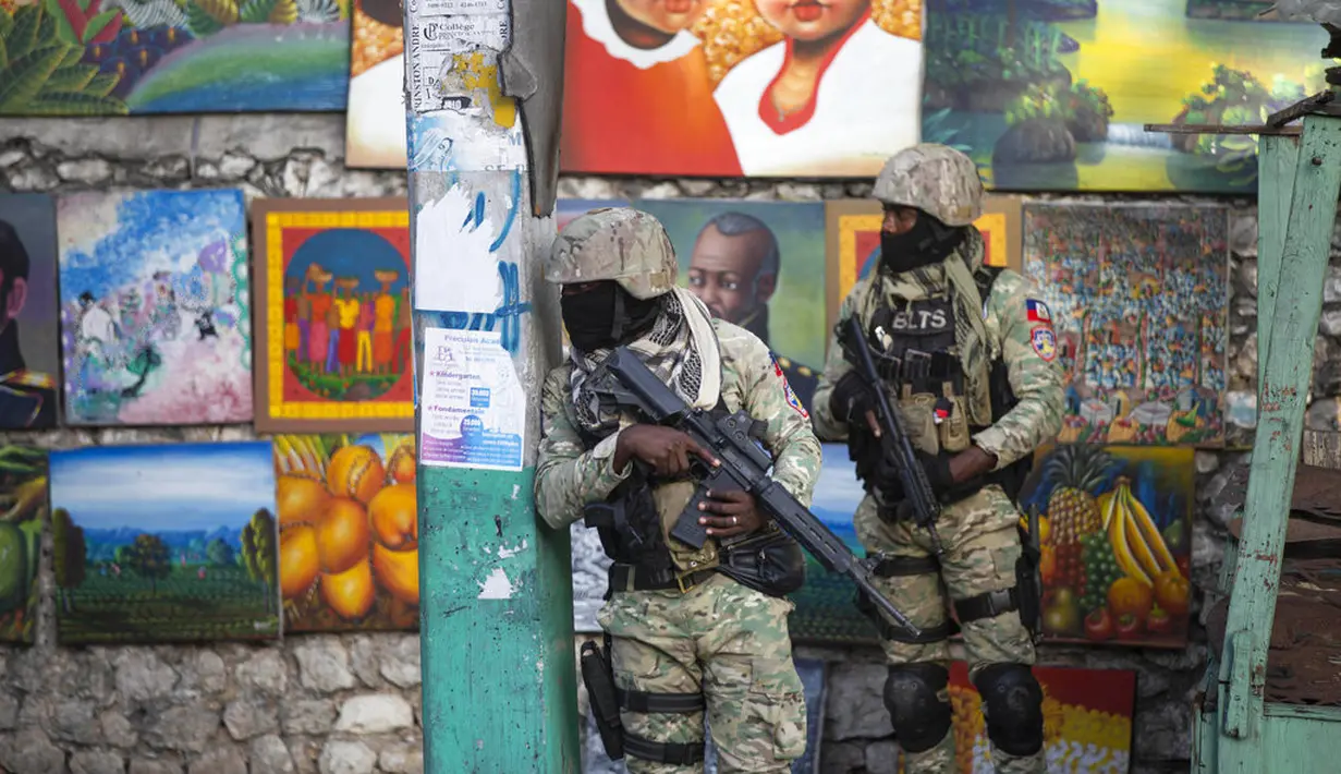 Tentara berpatroli di Petion Ville, lingkungan tempat mendiang Presiden Haiti Jovenel Moise tinggal di Port-au-Prince, Haiti, Rabu (7/7/2021).   Beberapa penyerang berbicara dalam bahasa Spanyol tetapi tidak memberikan penjelasan lebih lanjut. (AP Photo/Joseph Odelyn)