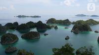 Suasana keindahan alam di sekitar Piaynemo, Raja Ampat, Papua Barat, Jumat (22/11/2019). Keindahan dan panorama alam masih menjadi daya tarik utama wisatawan  baik lokal maupun mancanegara berkunjung ke kawasan Raja Ampat. (Liputan6.com/Herman Zakharia)