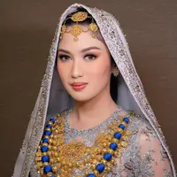 Disempurnakan dengan pulasan makeup soft glam yang flawless oleh MUA kenamaan, @marlenehariman, dan tatanan rambut oleh  @detaazhari. Kombinasi dari semua elemen ini menghasilkan tampilan yang sempurna, membuat Ochi tampil sebagai pengantin yang memancarkan pesona budaya dan keanggunan.  [@renzilazuardi/@marlenehariman].