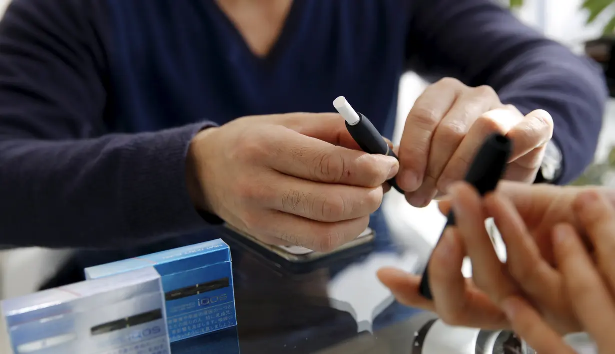 Salah satu pelanggan saat ingin menggunakan iQOS di sebuah toko, Tokyo , Jepang , (3/3).  iQOS dibuat oleh salah satu produsen rokok terbesar dunia ini Philip Morris International Inc. (REUTERS / Toru Hanai)