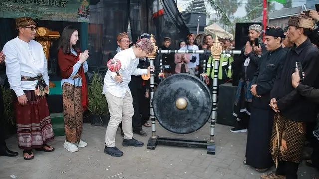 6 Potret Arumi Bachsin Temani Suami Lepas Pawai Ogoh-ogoh di Tosari, Rangkaian Nyepi 2025