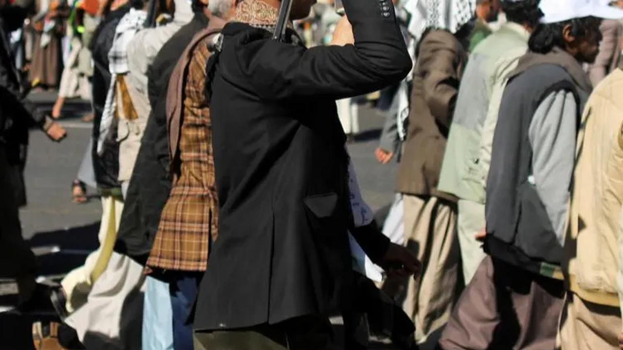 Pejuang yang baru direkrut Houthi saat mengikuti parade militer di Sanaa, Yaman (2/12/2023) yang siap dikirim berperang untuk mendukung Palestina di Jalur Gaza.