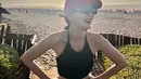 Tidak hanya jalan-jalan di kota, wanita asal Bali ini tidak luput untuk menikmati indahnya pemandangan di pantai benua Afrika tersebut. Pemandangan indah pantai di Maroko ini pun banyak menuai sorotan para netizen Indonesia. (Liputan6.com/IG/@lunamaya)