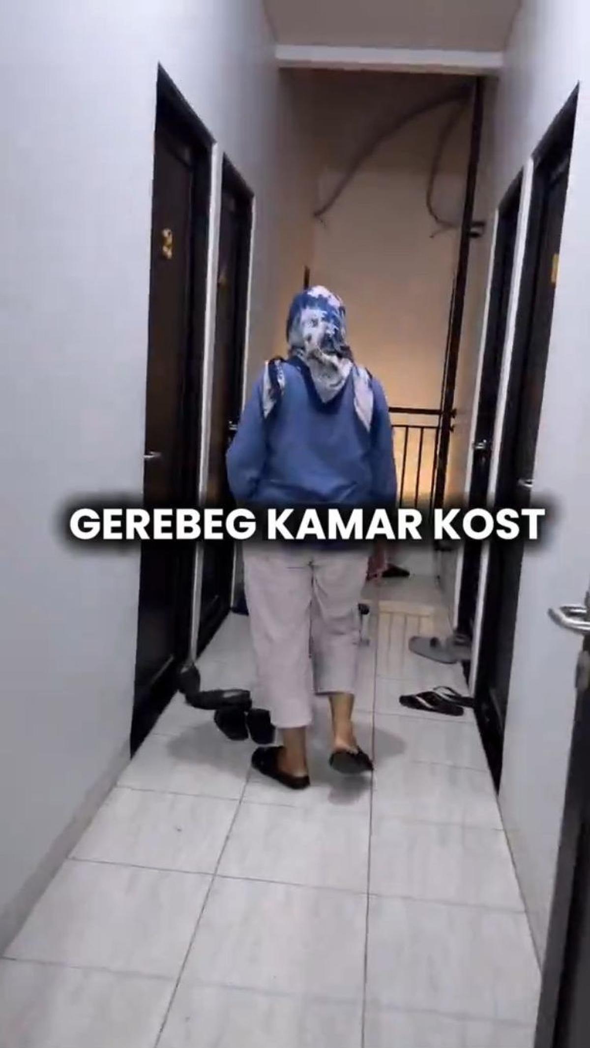 "Gerebeg kamar kos," begitulah tulisan di awal video.
