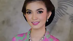 Sepanjang acara, menantu Presiden Joko Widodo dan Iriana ini memakai kebaya dan sanggul khas Jawa. Riasannya di setiap acara selalu disesuaikan dengan nuansa dan tema busana. Meski begitu, Selvi selalu bikin kagum. Tak heran jika penampilannya ini banjir pujian. (Liputan6.com/IG/@rama_jee)