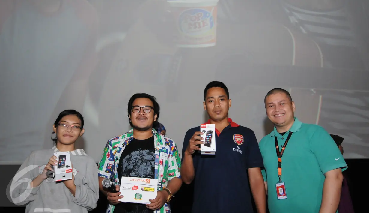 Dua buah smartphone berhasil diraih penonton yang beruntung usai nonton bareng film Minions bersama Liputan6.com dan Pop Mie di Bekasi Cyber Park, Minggu (28/6/2015). (Liputan6.com/Helmi Fithriansyah)