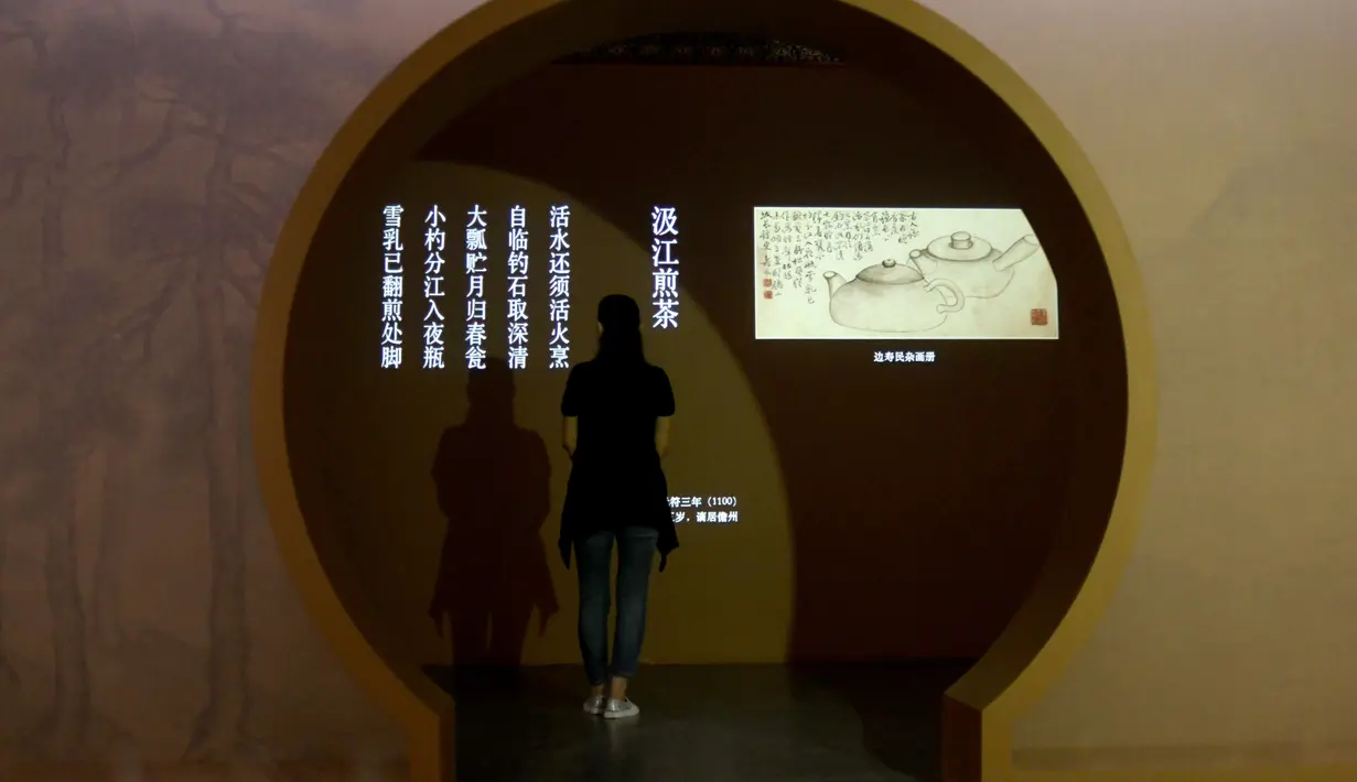 Pengunjung mengamati benda saat konferensi pers pameran kaligrafi dan lukisan Su Shi di Museum Istana, Beijing, China, 31 Agustus 2020. Su Shi yang juga dikenal sebagai Su Dongpo merupakan sastrawan terkenal dari Dinasti Song Utara (960-1127). (Xinhua/Jin Liangkuai)
