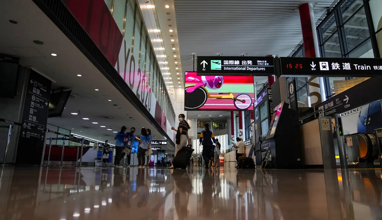 Papan tanda Olimpiade dan Paralimpiade Tokyo 2020 ditampilkan di lobi kedatangan internasional di Bandara Narita, Tokyo, Kamis (15/7/2021). Upacara pembukaan Olimpiade Tokyo akan digelar pada 23 Juli 2021 dan berakhir pada 8 Agustus 2021. (AP Photo/Kiichiro Sato)
