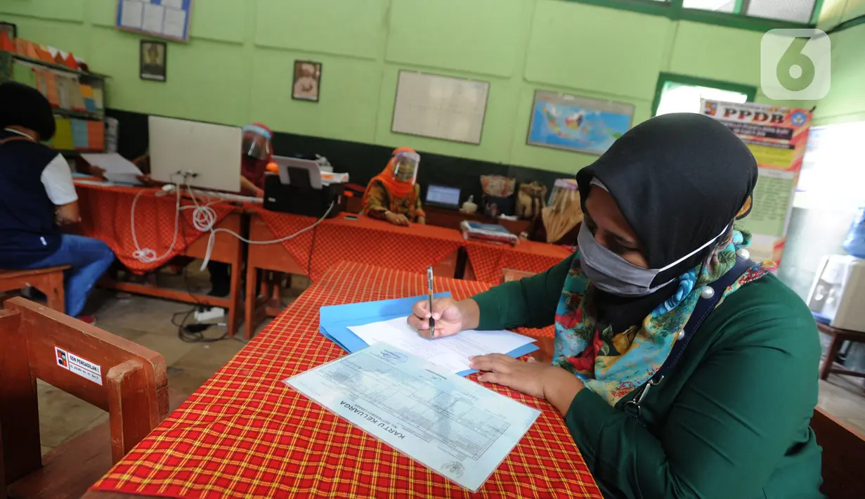 Orang tua siswa saat PPDB tahun ajaran 2020/2021di SDN Pengadilan I Bogor, Jawa Barat, Selasa (9/6/2020). Dinas Pendidikan Kota Bogor membuka waktu pendaftaran PPDB tingkat SD pada 8-11 Juni 2020. (merdeka.com/Arie Basuki)