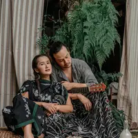 Dwi Sasono dan Widi Mulia bakal main film bareng ketiga anak mereka yakni Widuri Puteri, Den Bagus Satrio, serta Dru Prawiro dalam Keluarga Super Irit. (Foto: Dok. Instagram @widimulia)