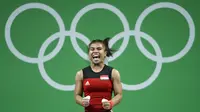 Sri Wahyuni Agustiani melompat kegirangan usai meraih medali perak saat tampil pada kategori wanita 48kg angkat besi pada Olimpiade Rio 2016 di Rio de Janeiro, Brasil, Sabtu (6/8/2016). (AP Photo/Mike Groll)