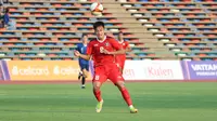 Gelandang Timnas Indonesia U-22, Witan Sulaeman mengontrol bola dengan kepala saat menghadapi Filipina pada laga pertama Grup A SEA Games 2023 di Olympic Stadium, Phnom Penh, Kamboja, Sabtu (29/4/2023). (Bola.com/Abdul Aziz)