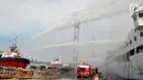 Pemadam kebakaran berusaha memadamkan api yang membakar kapal Panorama Nusantara di Pelabuhan Tanjung Mas, Semarang, Senin (18/2). Sejumlah jendela kaca kapal dipecahkan oleh petugas pemadam untuk memudahkan proses pemadaman. (Liputan6.com/Gholib)