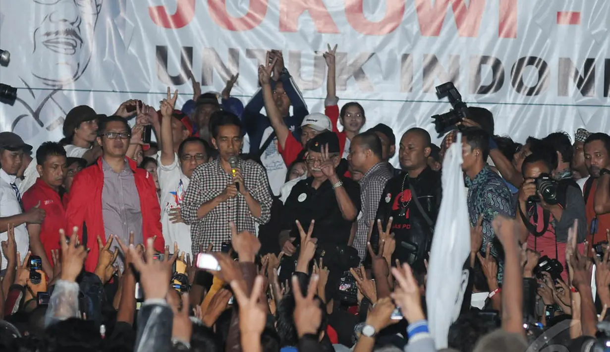 Nama jokowi terus dielu-elukan oleh para pendukungnya ketika jokowi berorasi di Lapangan Lega,  Bandung, Rabu (11/6/2014) (Liputan6.com/Herman zakharia).
