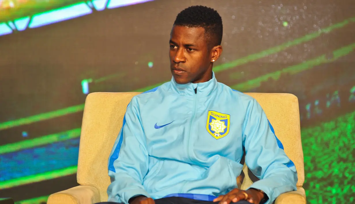 Mantan gelandang Chelsea Ramires saat diperkenalkan oleh tim Jiangsu Suning FC di Nanjing, Cina, (18/2). Nilai transfer yang fantastis jadi magnet bagi pesepak bola beken untuk melanjutkan kariernya di Negeri Tirai Bambu. (REUTERS / Stringer)