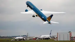 Adapun rute yang akan dilayani sama seperti di Terminal 2, yakni Jakarta-Hanoi dan Jakarta-Ho Chi Minh. Salah satu tujuan dari perpindahan penerbangan Vietnam Airlines ke Terminal 3 adalah untuk mengurai kepadatan penumpang. (AP Photo/Francois Mori)