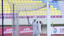Petugas menyemprot jaring gawang dengan disinfektan sebelum pertandingan antara Persikabo 1973 melawan Arema FC pada laga Piala Menpora di Stadion Manahan, Solo, Minggu (21/3/2021). (Bola.com/M Iqbal Ichsan)