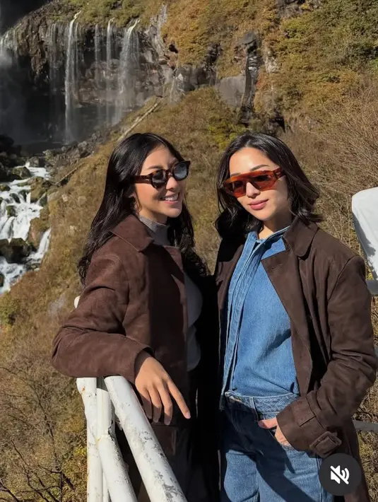 <p>Nikita Willy dan Nona Willy tampil kompak mengenakan pakaian serba coklat saat liburan ke Jepang. Lengkap dengan kacamatanya. [@nonawilly16]</p>