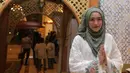 Adelia yang kini mulai terjun ke dunia tarik suara itu merasakan beratnya mengenakan hijab. Setelah itu, ia mulai terbiasa dan beradaptasi dengan cuaca panas di Palu. (Andy Masela/Bintang.com)