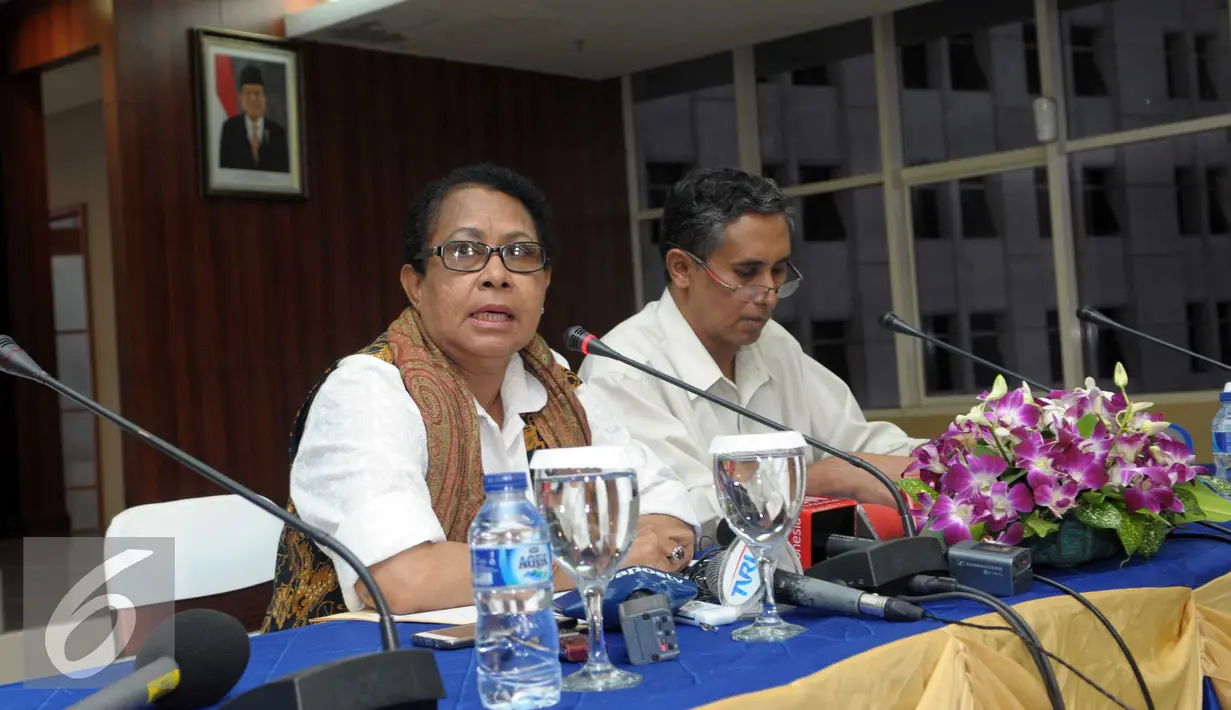 Menteri PP dan PA, Yohana Yambise menggelar konfrensi pers di Gedung Kementerian PP dan PA, Jakarta, Rabu (4/5). Menurut Yohana peristiwa yang menimpa YN hanya sebagian kecil dari kasus-kasus lain yang terungkap di publik. (Liputan6.com/Helmi Afandi)