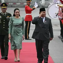 Perdana Menteri Thailand Paetongtarn Shinawatra (tengah) bersama Presiden Republik Indonesia Prabowo Subianto memeriksa barisan kehormatan selama upacara penyambutan di Government House, Bangkok pada 19 Mei 2025. (Lillian SUWANRUMPHA/AFP)