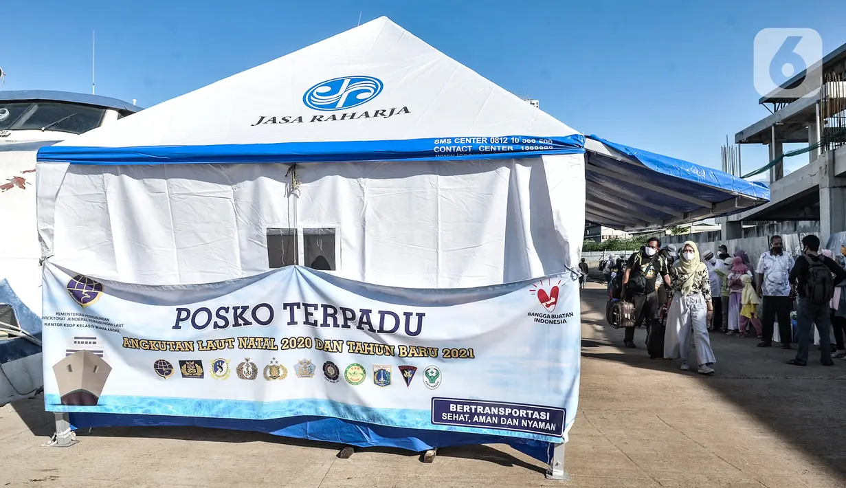 Posko terpadu didirikan di Dermaga Kali Adem, Muara Angke, Jakarta, Minggu (27/12/2020). Sebanyak 3.018 wisatawan berkunjung ke Kepulauan Seribu seperti Pulau Tidung, Pari, dan Pramuka untuk mengisi libur Natal dengan pengawasan ketat protokol kesehatan COVID-19. (merdeka.com/Iqbal Nugroho)