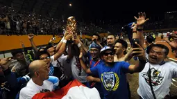 Kegembiraan pemain dan suporter Persib Bandung saat mengukuhkan diri menjadi kampiun Indonesia Super League 2014 usai mengalahkan Persipura Jayapura di Stadion Gelora Sriwijaya, Palembang, (7/11/2014). (Liputan6.com/Helmi Fithriansyah)