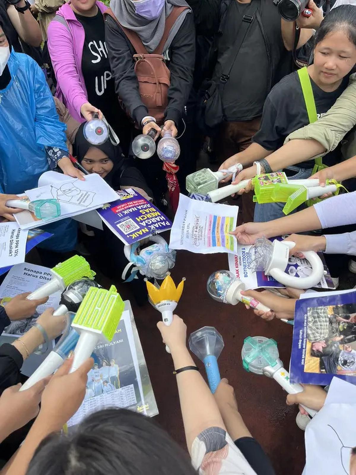 6 Potret K-Popers Demo Tolak Kenaikan PPN 12 Persen, Semua Fandom Bersatu
