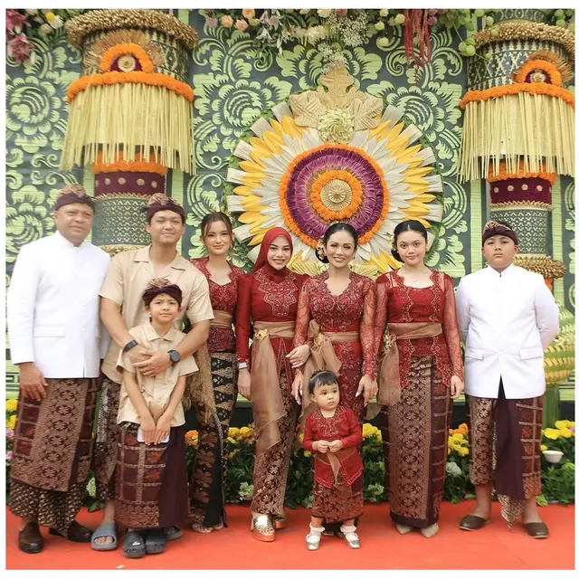6 Potret Keluarga Hermansyah di Nikahan Kakak Sarah Menzel, Kompak Berbusana Adat Bali