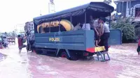 Polisi bersiap mengevakuasi warga Rokan Hulu, Riau. (Liputan6.com/M Syukur)
