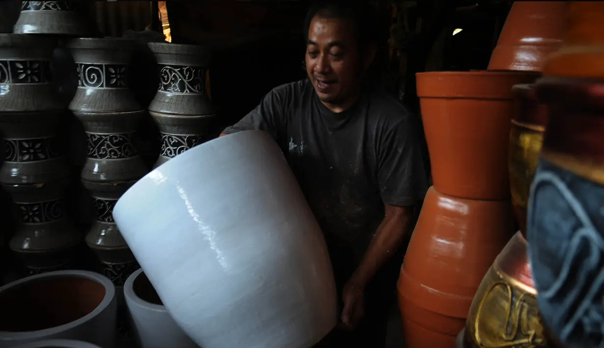 Sayangnya, penjualan pot asal Plered saat ini mengalami stagnan. (merdeka.com/Imam Buhori)