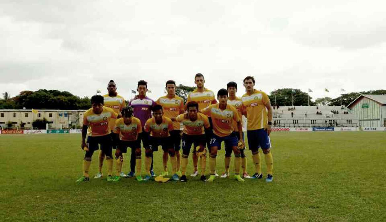 Dedi Gusmawan berposes dengan rekan setimnya sebelum pertandingan Myanmar National League. (dok. pribadi)