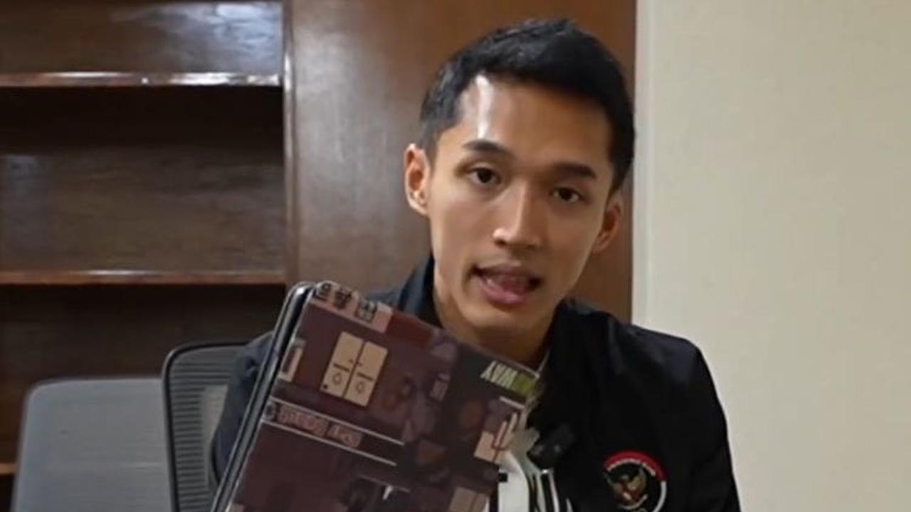 Yang pertama ada ipad. Ipad ini ia bawa untuk mengisi waktu panjang yang ia tempuh selama perjalanan ke Paris. Dengan Ipad ini ia bisa menonton film atau melakukan hal lain. Ia juga membawa buku bacaan untuk mengisi kebosanan. Jojo juga membawa Al Kitab d