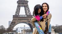 Atiqah Hasiholan dan anak (Sumber: Instagram/atiqahhasiholan)