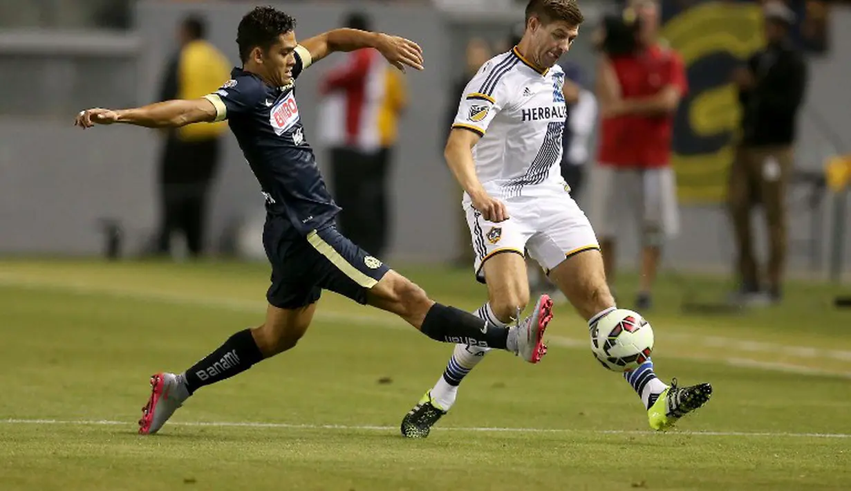 Steven Gerrard berebut bola dengan Andres Andrade. (Stephen Dunn/Getty Images/AFP)