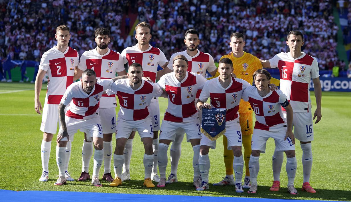 Para pemain starting XI Timnas Kroasia berfoto bersama jelang dimulainya laga Grup B Euro 2024 menghadapi Timnas Spanyol di Olympiastadion, Berlin, Jeman, Sabtu (15/6/2024). (AP Photo/Sergei Grits)