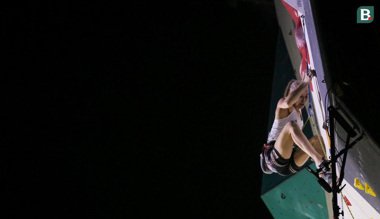 Hingga, sampai di suatu titik dimana banyak atlet yang gagal. Ia pun berhasil melewatinya sehingga mendapatkan tepuk tangan dan dukungan dari para penonton. (Bola.com/Bagaskara Lazuardi)