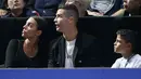 Pemain Juventus, Cristiano Ronaldo bersama sang kekasih, Georgina Rodriguez dan anaknya, Cristiano Jr menyaksikan Novak Djokovic menghadapi John Isner pada laga tenis dunia, ATP Finals 2018, di O2 Arena, London, Senin (12/11). (AP /Tim Ireland)