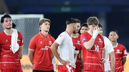 Ole Romeny (kanan) dan sejumlah pemain Timnas Indonesia terlihat kecewa saat akan menerima medali runner up setelah laga final FIFA Series 2026 melawan Bulgaria di tadion Utama Gelora Bung Karno, Senayan, Jakarta, Senin (30/03/2026). (Bola.com/M Iqbal Ichsan)