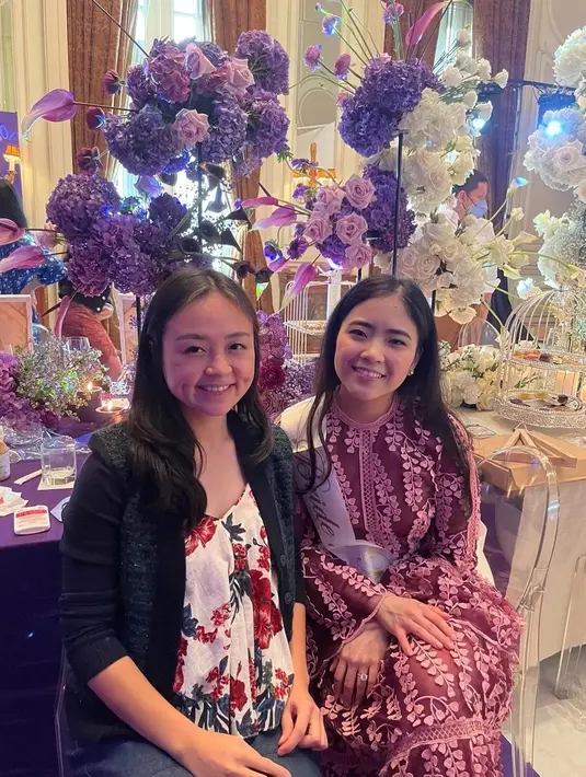 Seperti acara bridal shower pada umumnya, sang calon pengantin akan mengenakan selempang bertuliskan "Bride to be" dan berpose bersama orang-orang terdekat. Jonathan Natakusuma juga terlihat mendampingi Jessica di acara ini. Foto: Instagram.