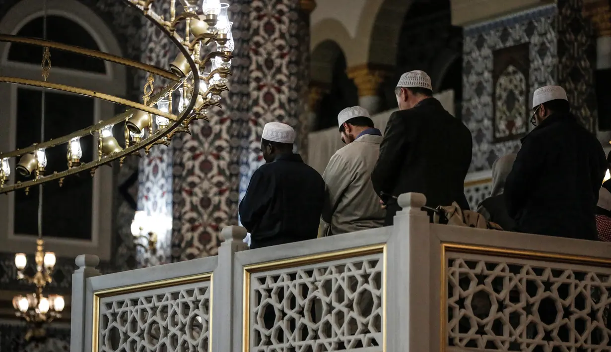 Jemaah menunaikan salat tarawih malam pertama Ramadan 1439 H di Masjid Nizamiye di Midrand, Johannesburg, Afrika Selatan (16/5). Masjid ini diresmikan oleh Presiden Afrika Selatan Jacob Zuma pada 4 Oktober 2012. (AFP Photo/Gulshan Khan)