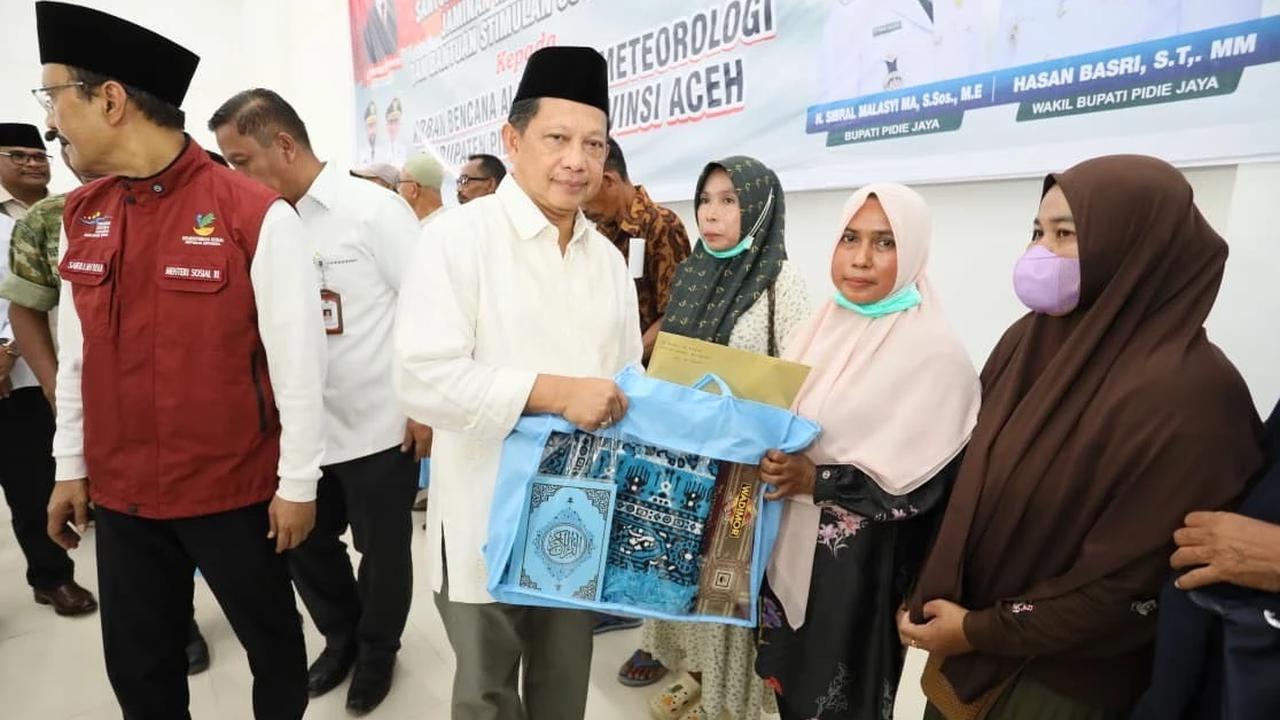 Kasatgas Percepatan Rehabilitasi dan Rekonstruksi (PRR) Tito Karnavian Salurkan Bantuan untuk Korban Bencana di Pidie Jaya