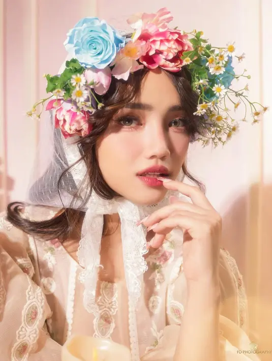 Dalam foto close up, wajah Fuji Utami dipulas dengan Korean Makeup Look berhiaskan kerudung bunga [@fuji_an]