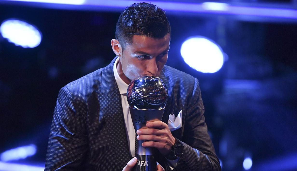 Bintang Real Madrid, Cristiano Ronaldo memenangkan The Best FIFA Men's Player 2017 pada ajang  The Best FIFA Football Awards, di London,  (23/10/2017). (AFP/Ben Stansall)